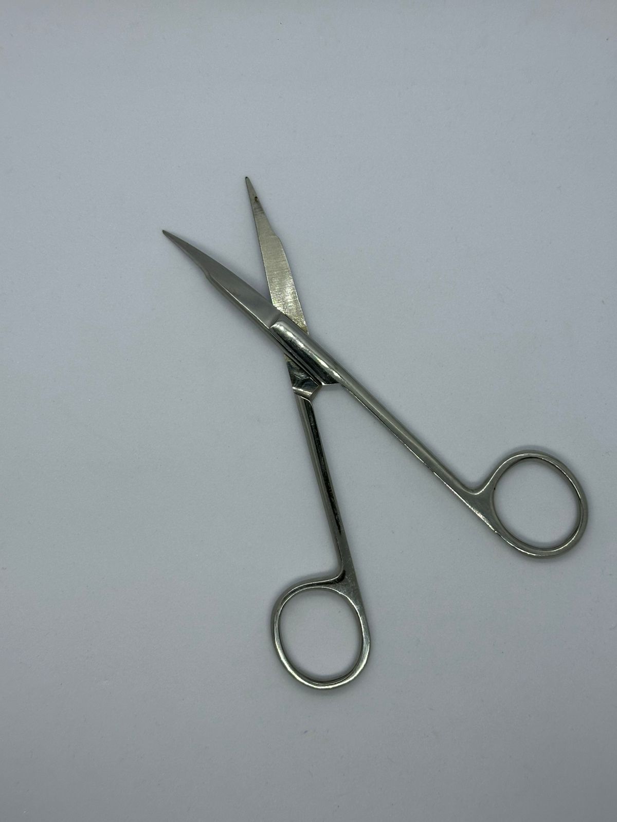 TESOURA CIRURGICA CURVA 2 TESOURA CIRURGICA CURVA - 14CM / GOLGRAN - Imagem 1