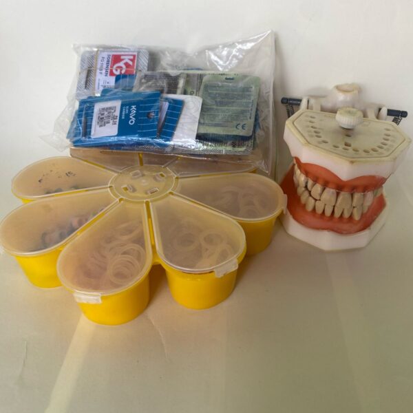 brocas, manequim e materiais diversos